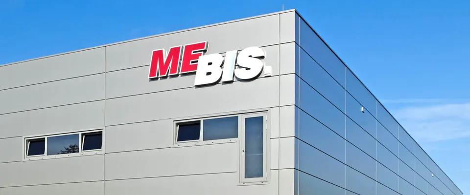 Fassade des MEBIS-Firmengebäudes mit Logo in St. Ingbert