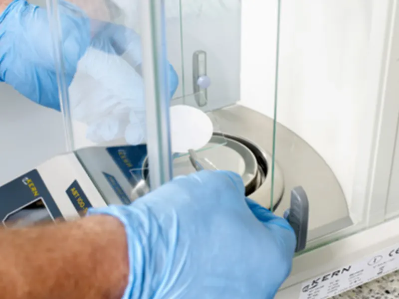 Analysefilter wird auf einer Analysenwaage gewogen