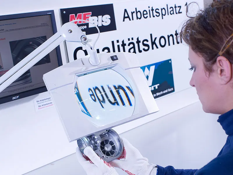 Arbeitsplatz der Qualitätskontrolle bei MEBIS mit Lupenleuchte